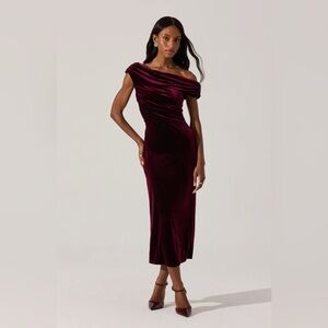 ASTR The Label Velvet Off The Shoulder Midi Dress Velvet Wine Size Medium